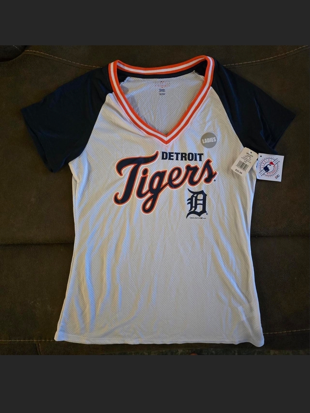 MLB Campus Lifestyle Detroit Tigers Ladies V-Neck Mesh Tee Size Large